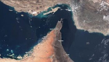 صحيفة: إغلاق مضيق هرمز ضربة لاقتصاد أوروبا ويؤدى لارتفاع أسعار النفط والطاقة