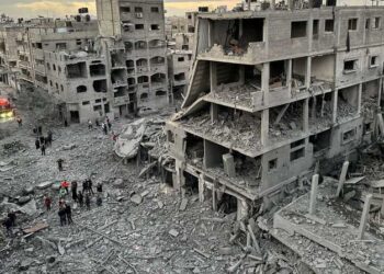 استهداف ممنهج للبنايات السكنية شمال غزة، والمنظومة الصحية على وشك الانهيار وسط تحذيرات من نزوح جديد