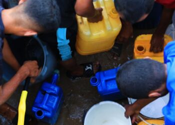 تقرير: قطرة حياة تحت القصف: مشاهد من صراع الحصول على مياه الشرب في زمن الحرب”