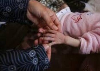 وفاة رضيع نتيجة سوء التغذية ونقص حليب الأطفال في غزة