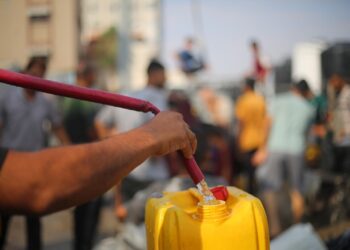 تقرير: قطرة حياة تحت القصف: مشاهد من صراع الحصول على مياه الشرب في زمن الحرب”