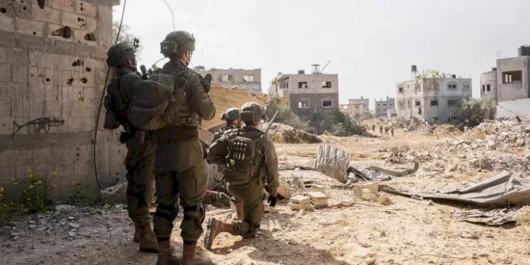 جنود إسرائيليون في أحد محاور القتال بقطاع غزة 1718521963