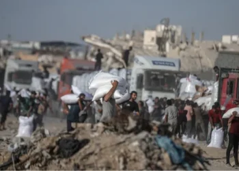 مسؤول إسرائيلي: إدخال المساعدات “ضرورة اضطرارية” لكنه يعرقل جهود التوصل إلى صفقة حالياً