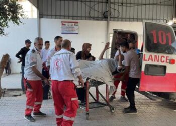 شهيد و3 إصابات جراء استهداف الاحتلال مقر جمعية الهلال الأحمر بخانيونس