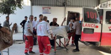 شهيد و3 إصابات جراء استهداف الاحتلال مقر جمعية الهلال الأحمر بخانيونس