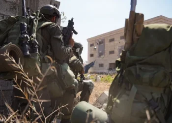 قائد الجيش الإسرائيلي بالضفة يهدد الفلسطينيين بالردع في ظل حصار قرية المغير