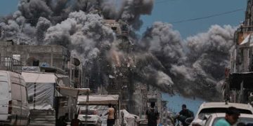 الاحتلال يقصف الأسواق والمنازل والمستشفيات في اليوم 719 من العدوان