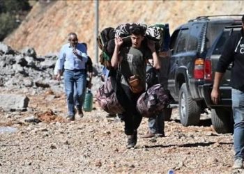 الاحتلال يجبر عائلات من مخيم الفارعة على إخلاء منازلها