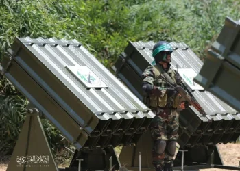 هيئة البث الإسرائيلية تزعم: حماس تنقل أسلحتها إلى “دول داعمة” تمهيدًا لتهريبها إلى مواقع استراتيجية