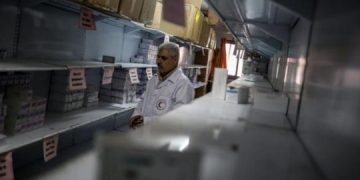 الرعاية الصيدلانية في غزة تحذر: انهيار طبي وشيك بسبب نقص الأدوية
