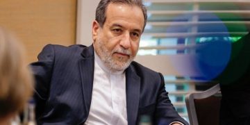 وزير الخارجية الإيراني يهدد: إيران سترد بكل الوسائل إذا تعرضت للهجوم