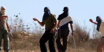 اعتداءات للمستوطنين وجيش الاحتلال تطال منازل ومركبات في قرية مادما جنوب نابلس