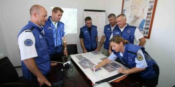 وصول قوة المراقبة الأوروبية وموظفين فلسطينيين إلى معبر رفح تمهيدًا لإعادة فتحه 1 وصول قوة المراقبة الأوروبية وموظفين فلسطينيين إلى معبر رفح تمهيدًا لإعادة فتحه