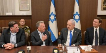 نتنياهو يبحث “تفكيك حماس” مع مبعوثي ترامب 1 نتنياهو يبحث “تفكيك حماس” مع مبعوثي ترامب