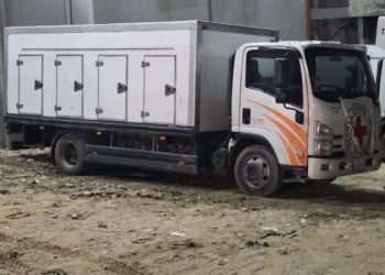 وصول 54 جثمانًا و66 صندوقًا يضم أشلاء شهداء إلى مجمع الشفاء بغزة