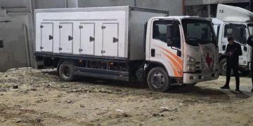 وصول 54 جثمانًا و66 صندوقًا يضم أشلاء شهداء إلى مجمع الشفاء بغزة