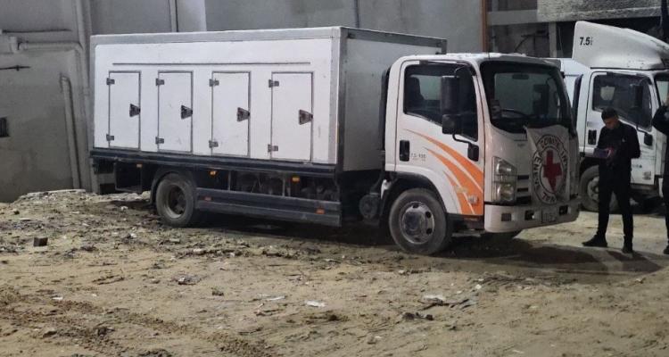 وصول 54 جثمانًا و66 صندوقًا يضم أشلاء شهداء إلى مجمع الشفاء بغزة