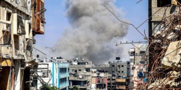 غارات إسرائيلية ونسف منازل شرقي قطاع غزة