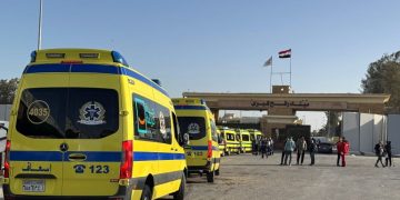 استئناف العمل بمعبر رفح و وصول اول دفعة عائدين بعد رحلة عذاب