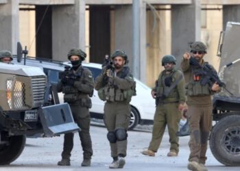 الاحتلال يُصعد عدوانه على الضفة.. حملة مداهمات واعتقالات واسعة