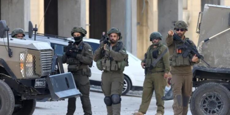 الاحتلال يُصعد عدوانه على الضفة.. حملة مداهمات واعتقالات واسعة 95 j3e5o