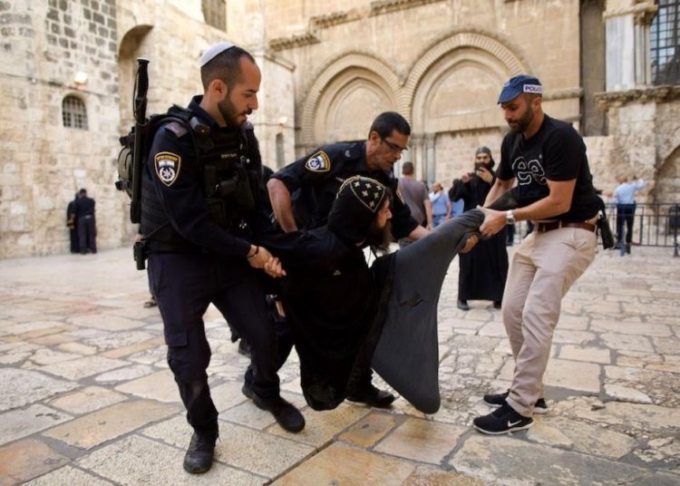 “شؤون الكنائس” تحذر من اعتداءات المستوطنين على المسيحيين بفلسطين