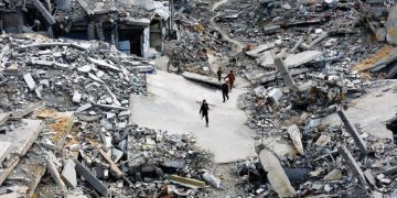 المرصد الأورومتوسطي ينتقد تصريحات أوروبية حول ربط إعمار غزة بنزع السلاح