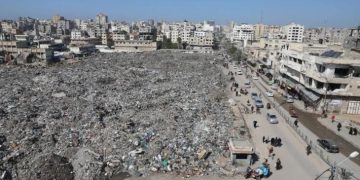 بدء ترحيل النفايات المتراكمة من سوق فراس في غزة