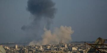 غارات إسرائيلية وقصف مدفعي مع تواصل خروقات وقف النار بغزة