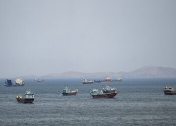 أكثر من 600 سفينة تجارية عالقة في مضيق “هرمز”