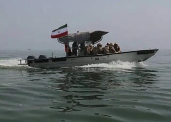 إيران تهاجم سفنًا بمضيق هرمز وسط غموض بمصير المفاوضات