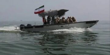 إيران تهاجم سفنًا بمضيق هرمز وسط غموض بمصير المفاوضات