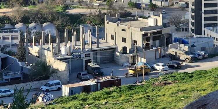 الاحتلال يعتدي على عمال من غزة باقتحام قلقيلية ويعتقل 15 منهم 97 fpuLA