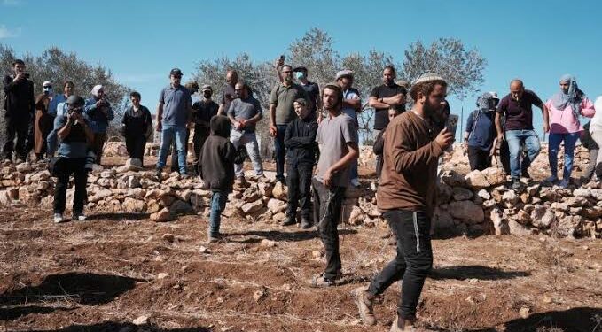 مستوطنون يهاجمون دير إبزيع وعين عريك ويسرقون أغنامًا بحماية الاحتلال 97 images 5 8