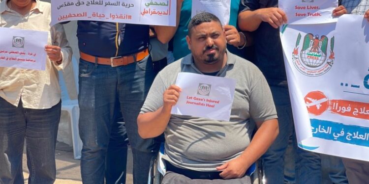 صحفيون جرحى في غزة... إصابات الحرب تحرمهم من الميدان ولقاء أسرهم 97 صحفي