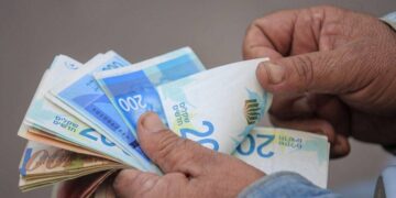 أزمة مالية مستمرة.. ترقب لقرار الحكومة بشأن رواتب الموظفين الثلاثاء القادم 1 أزمة مالية مستمرة.. ترقب لقرار الحكومة بشأن رواتب الموظفين الثلاثاء القادم