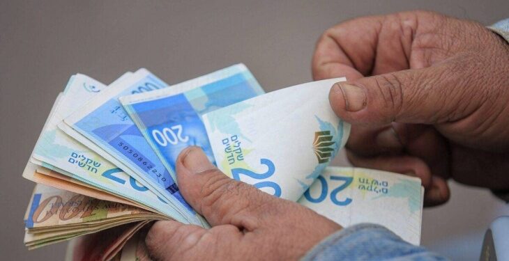 أزمة مالية مستمرة.. ترقب لقرار الحكومة بشأن رواتب الموظفين الثلاثاء القادم 97 gettyimages 1813803000 scaled e1 1717762760