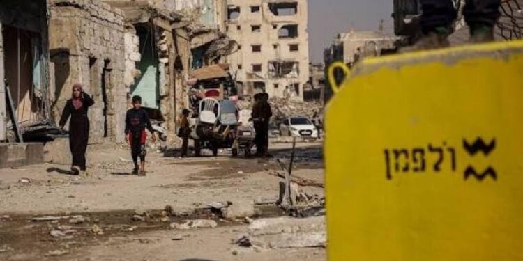 مركز حقوقي: تحريك "الخط الأصفر" غربًا يضيّق المساحة المتاحة للسكان في غزة 97 1tDS2