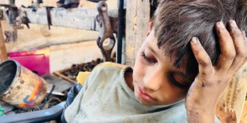 "محمود.. صبيّ الورشة الذي نَسِي الحروف وتعلّم مفاتيح التصليح" 37 “محمود.. صبيّ الورشة الذي نَسِي الحروف وتعلّم مفاتيح التصليح”