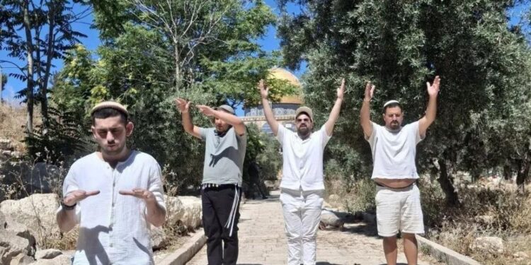مستوطنون يقتحمون الأقصى ويؤدون طقوسًا تلمودية بالمنطقة الشرقية 97 zrAUy